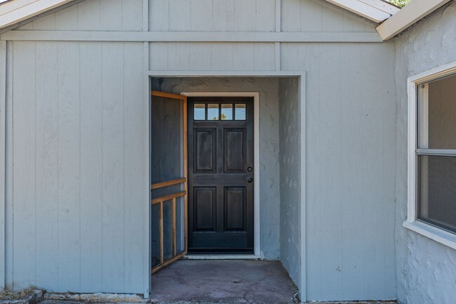 Building Photo - Renovated Single Family Home available to ...