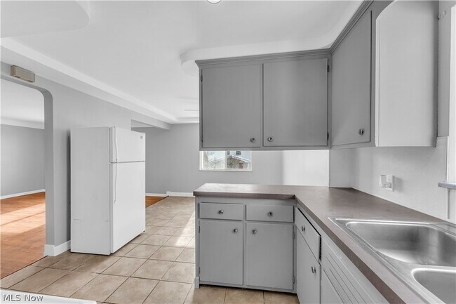 Building Photo - 10725 Vernon Ave