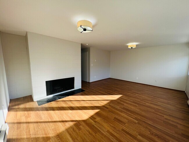 Building Photo - 3-Bedroom North Green Lake Townhouse-Style...