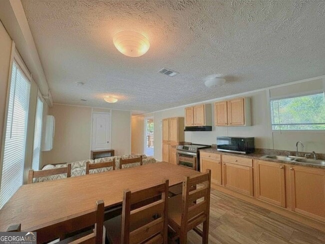 Building Photo - 203 Sloan St