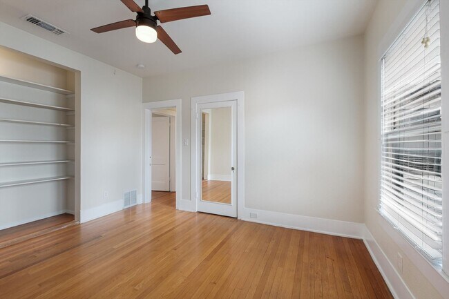 Building Photo - Modern Duplex in Monte Vista!