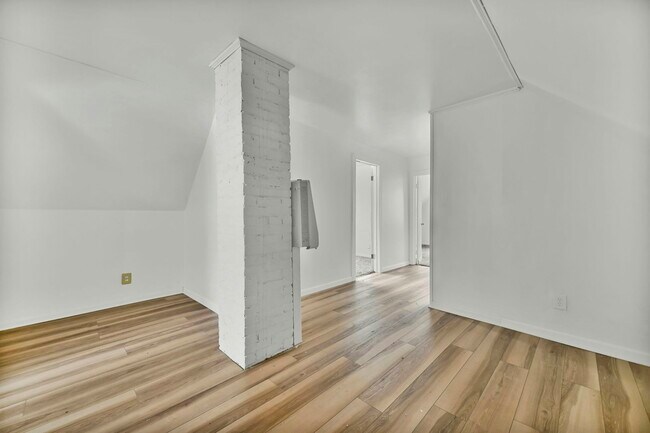 Building Photo - 1261 E 123rd St