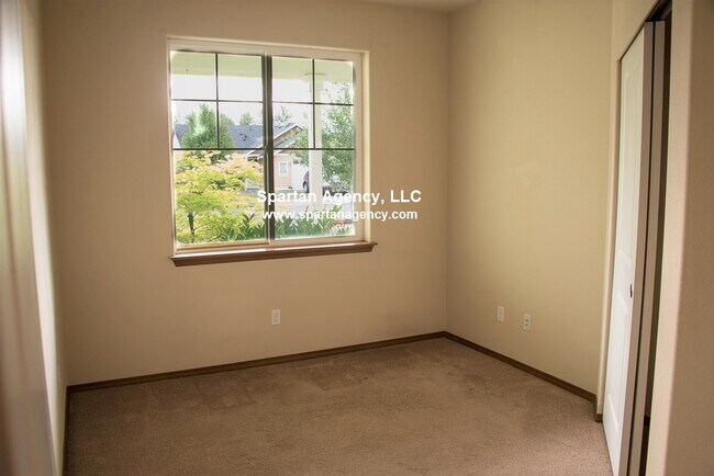 Building Photo - 912 Grinnell Ave SW