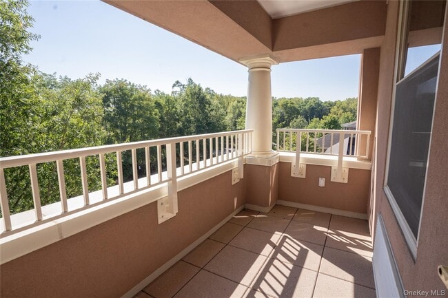 Building Photo - 300 E Overlook