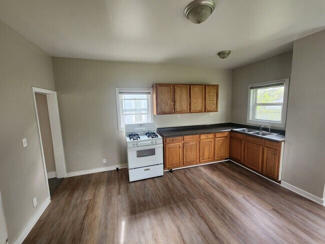 Building Photo - 2 Bedroom House in Rock Island