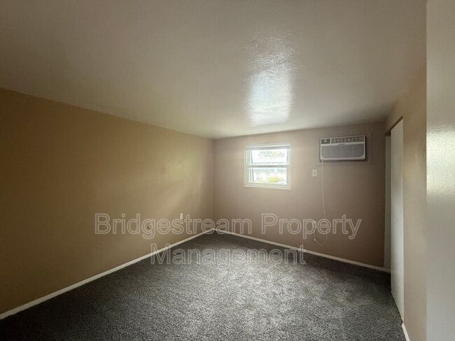 Building Photo - 156 Forest St