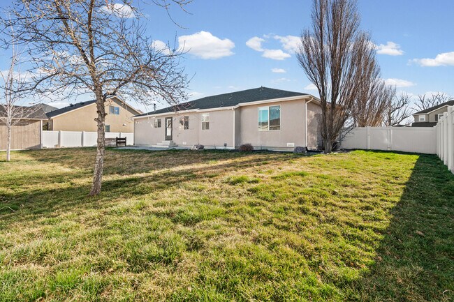 Building Photo - 1572 S Bridle Path Loop