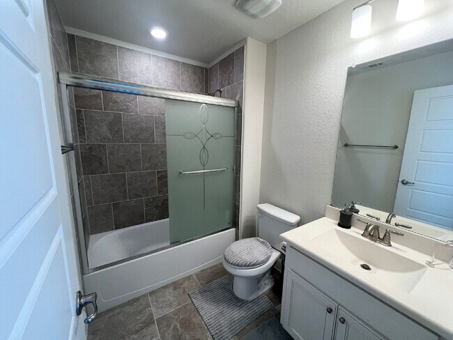 Building Photo - 5 Bed | 5 Bath | 3-Car Garage | 4,054 Sq f...