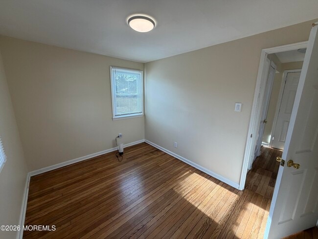 Building Photo - 2022 W Lake Ave