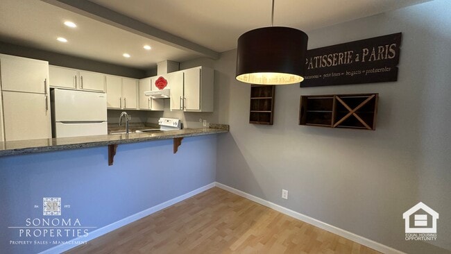 Building Photo - Updated Downtown Sonoma Condo!
