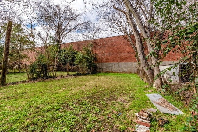 Building Photo - $880 Section 8 Ok!