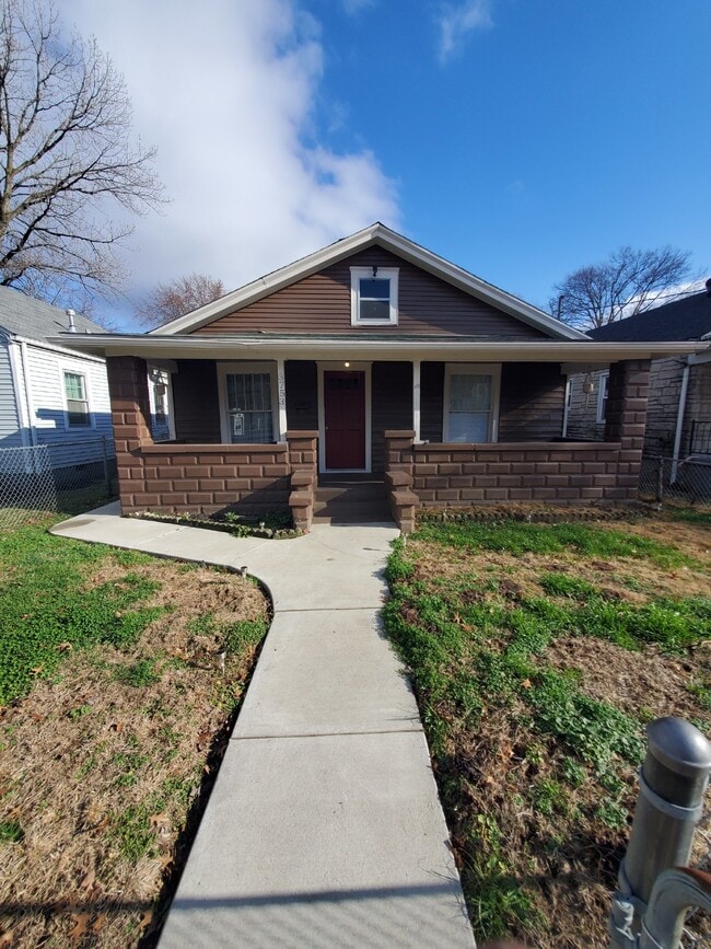 Building Photo - 2 Bedroom on Powell Ave