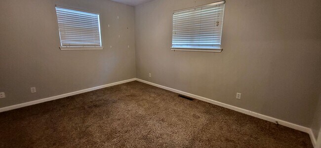 Building Photo - 3 Bedroom 2 Bath 2 Car Garage! Southeast! ...