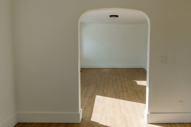 Building Photo - 114 Baker St