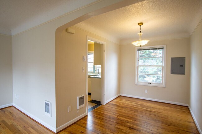 Building Photo - Fabulous Nob Hill 1Bdr Corner Apartment in Courtyard Building!