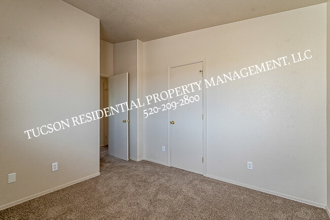 Building Photo - 5891 E Farmridge Dr