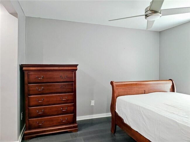 Building Photo - 2805 Northeast Expy