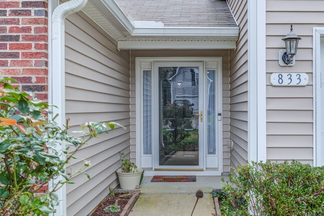 Building Photo - 833 Willow Bay Dr