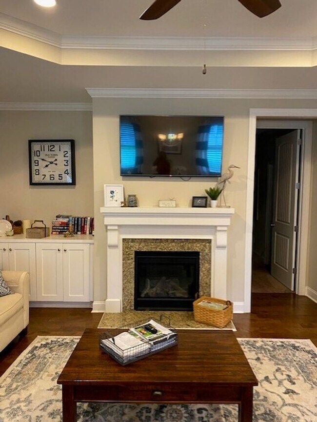 Building Photo - Amazing Furnished Town Home in Brunswick F...