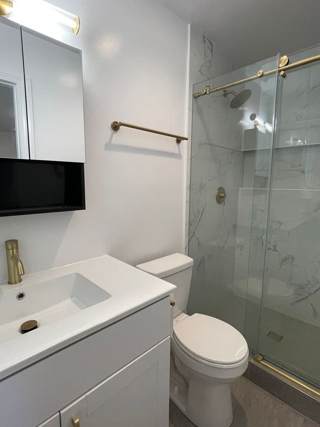 Building Photo - Gorgeous FULLY REMODELED 3 Bedroom/2Bath