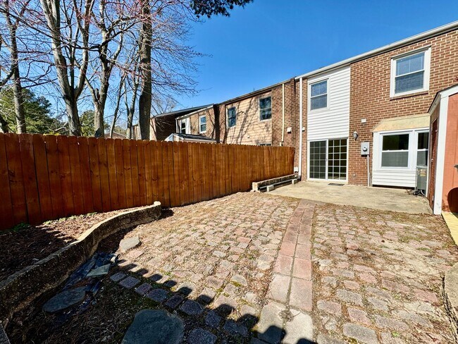 Building Photo - 3-Bedroom Townhome READY NOW!! Fresh Paint...