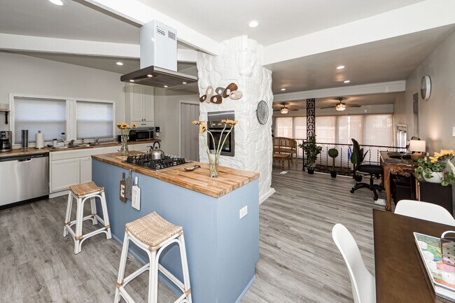 Building Photo - 3 BD 2.5 Bath Charming Home