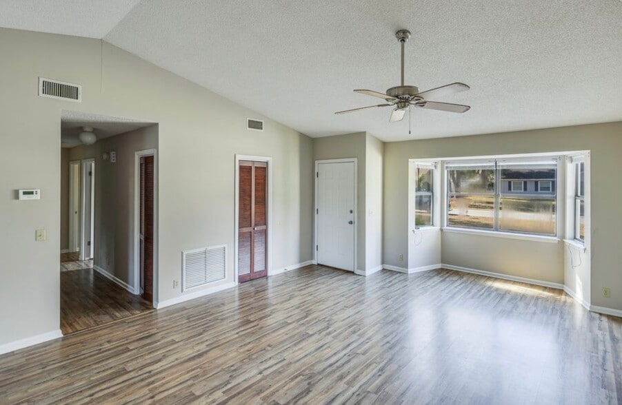 Building Photo - 105 Pinedale Dr