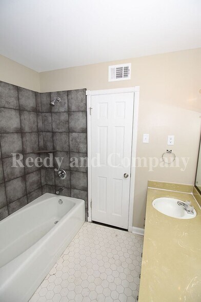 Building Photo - 3235 Fox Chase Dr