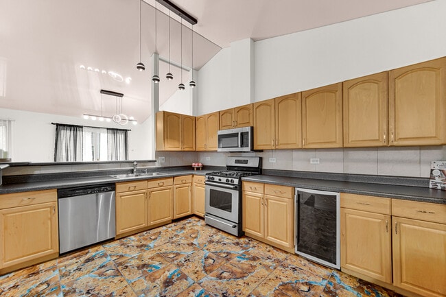 Building Photo - 533 Lyon Dr