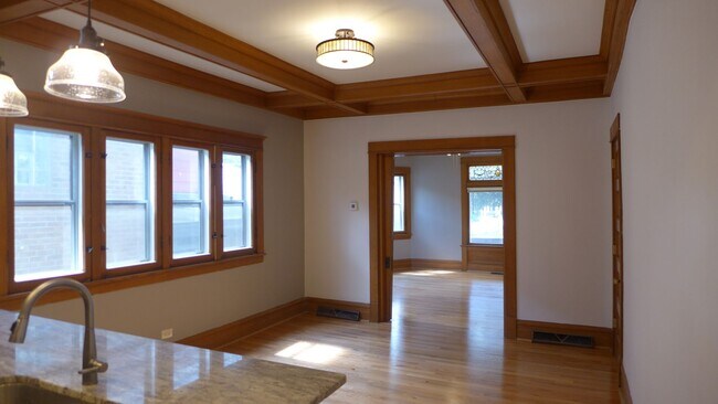 Building Photo - 136 Elgin Ave