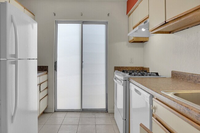 Building Photo - $1,440.95- 2 Bed, 1.5 Bath Townhome in CO Springs with Central AC and All Utilities Included