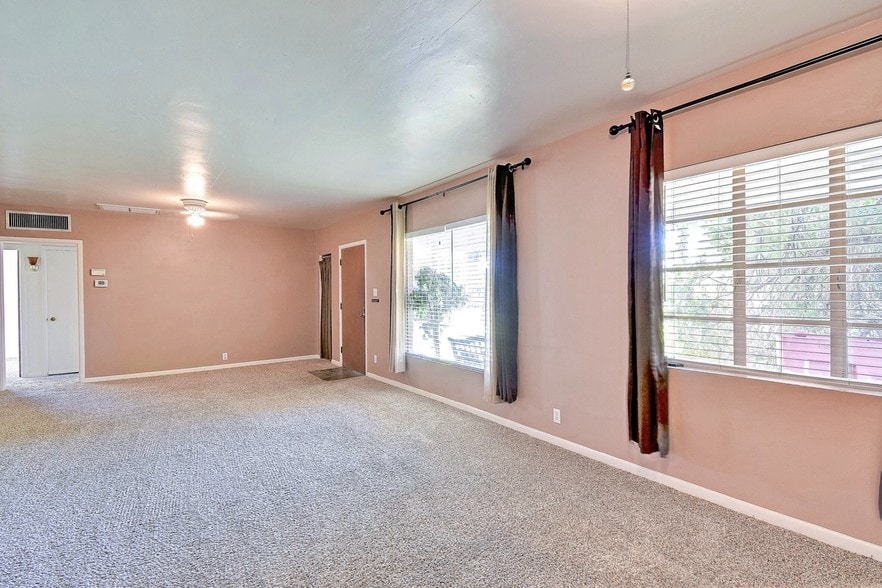 Building Photo - 6804 E 6th St