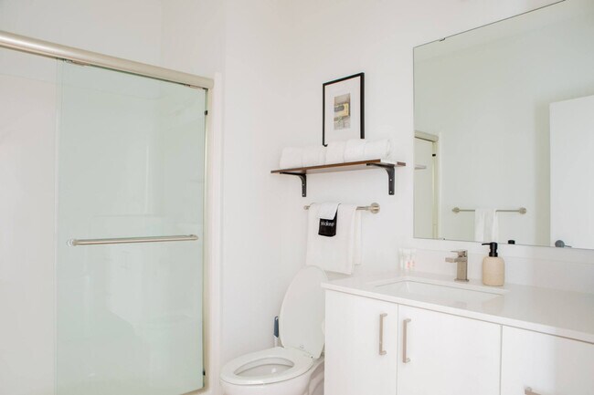 Building Photo - 1237 N Van Buren St