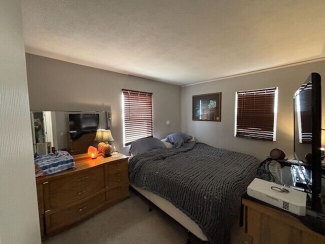 Building Photo - 2 BED | 1 BATH | SINGLE-LEVEL | SINGLE GARAGE | SOUTH