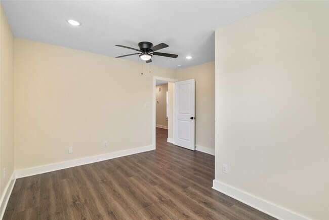 Building Photo - 1206 S Victory Dr