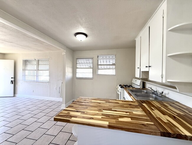 Building Photo - 1010 Wolverton St