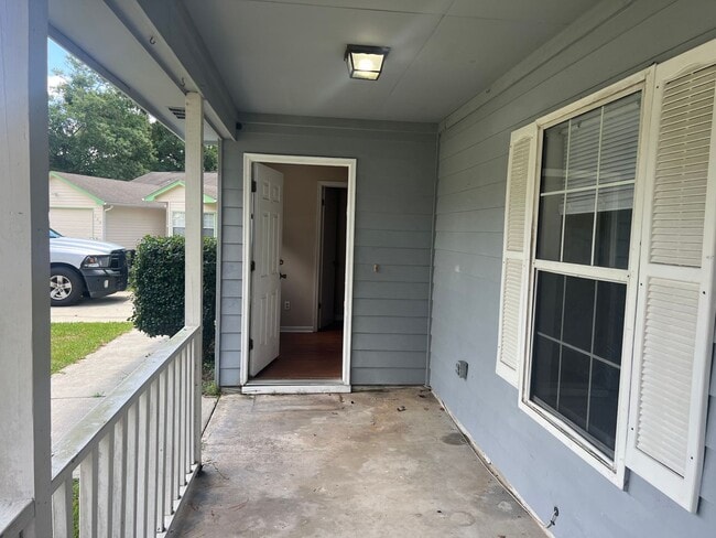 Building Photo - Two Story 3 Bed 2.5 Bath Available Early S...