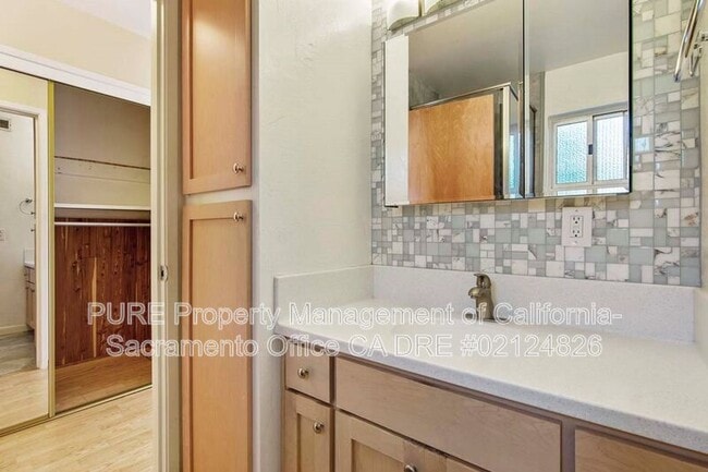 Building Photo - 8916 Fashion Dr