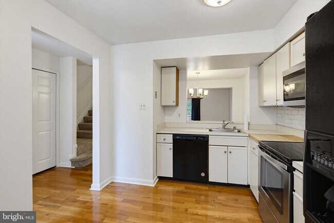 Building Photo - 8867 Willowwood Way