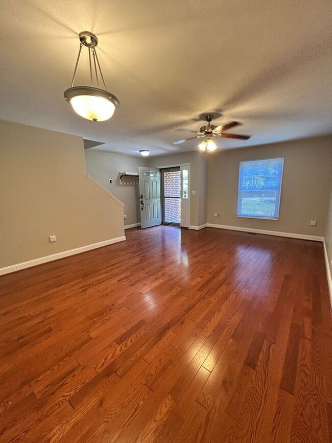 Building Photo - Like New Townhome in Old SW! Close to Cari...