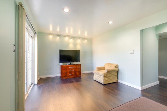 Building Photo - 3 Joyceton Terrace