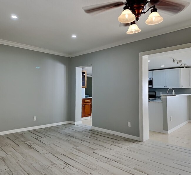 Building Photo - 4402 W Sevilla St