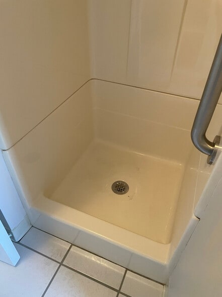 Building Photo - 526 1/2 E 7th St