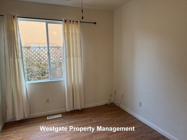 Building Photo - 545 Almanor St