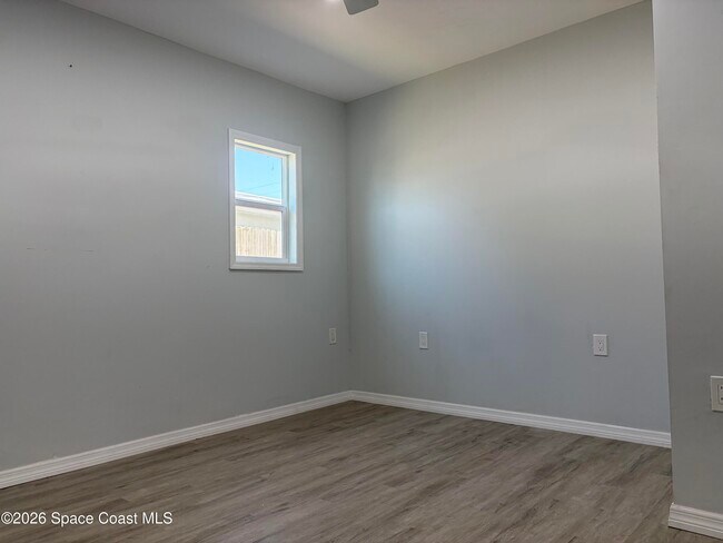 Building Photo - 491 Seacrest Ave