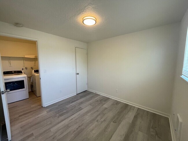 Building Photo - Spacious 2 Bed 1.5 Bath Apartment in Gresham - Newly Renovated w/ Washer & Dryer!
