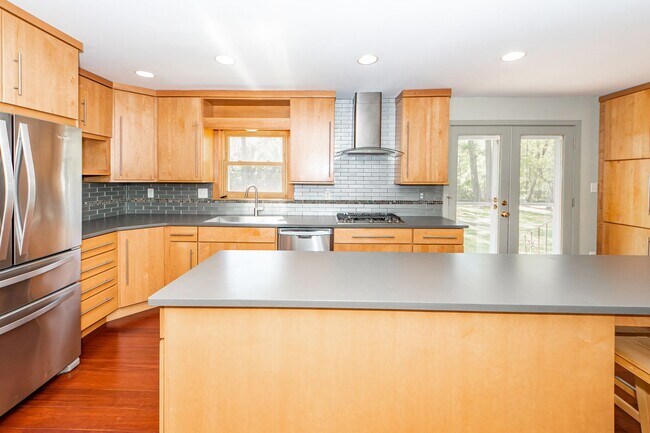 Building Photo - 4 Bedroom 2.5 Bath House in Montclair - We...