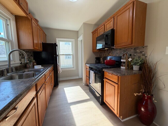 Building Photo - Remodeled 3 bed, 1 bath home for rent in E...