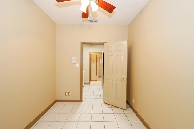 Building Photo - 503 W Avon Ct