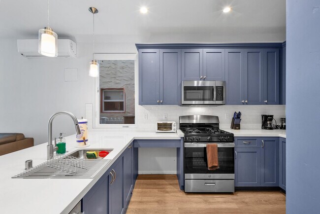 Building Photo - 717-21 Island Ct